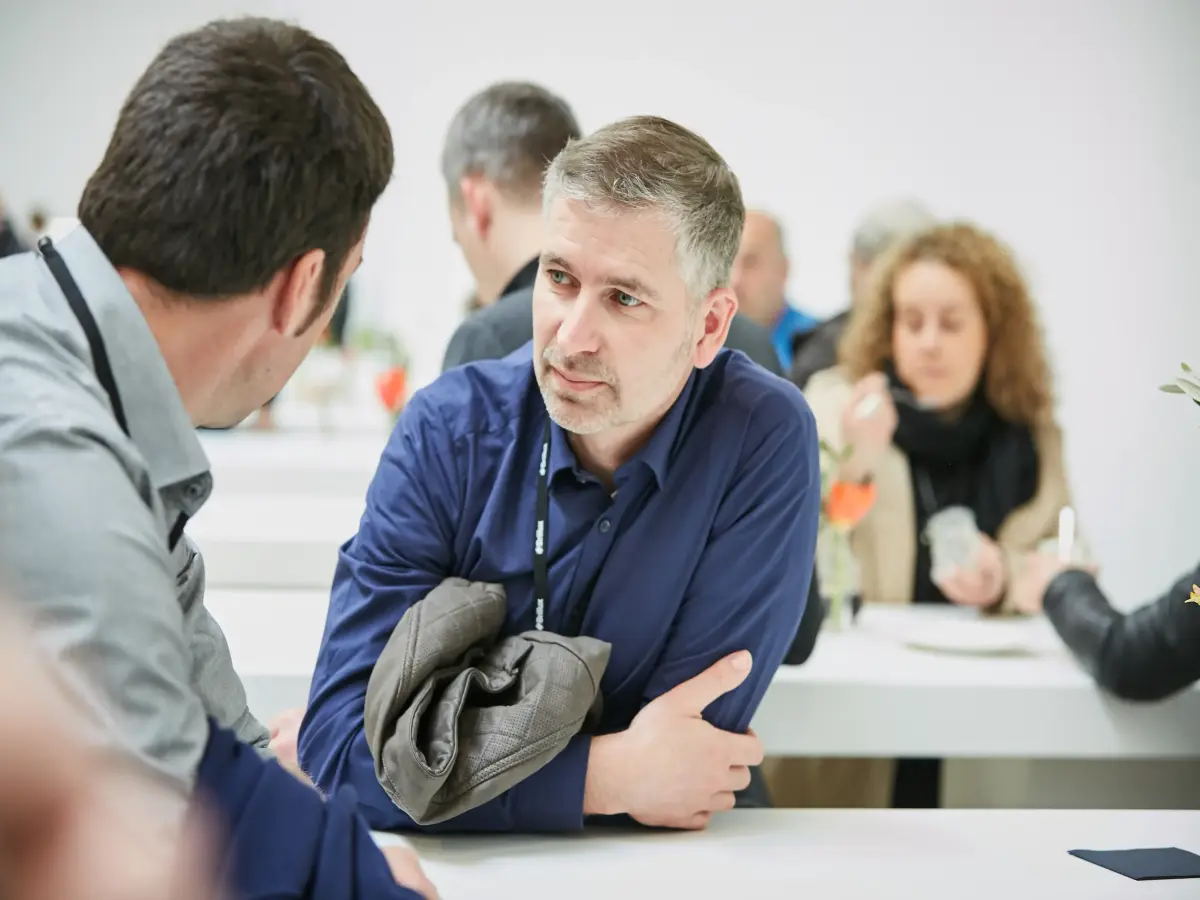 Düsseldorf: Es ist eine Nahaufnahme von zwei Personen zu sehen, die sich unterhalten.