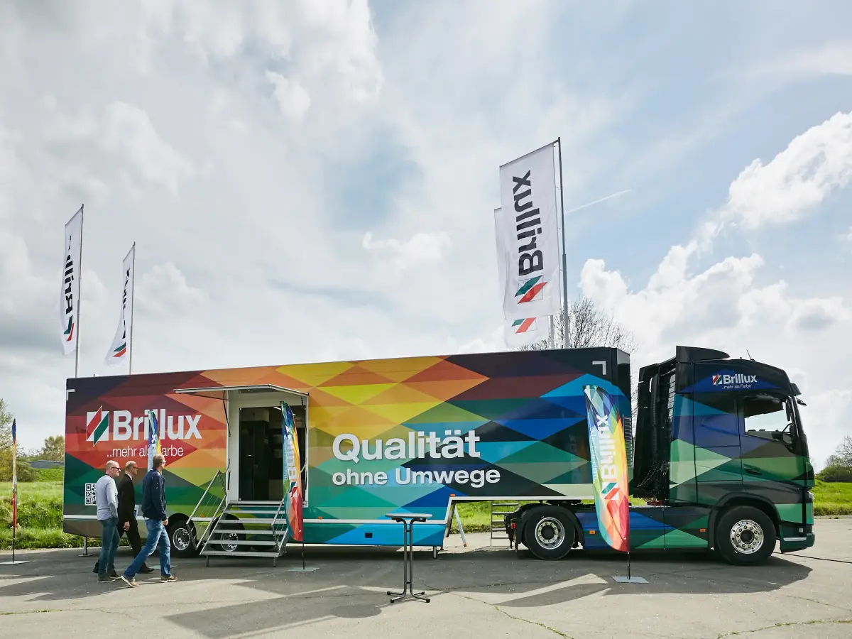 Düsseldorf: Ein bunter Brillux-LKW ist zu sehen.