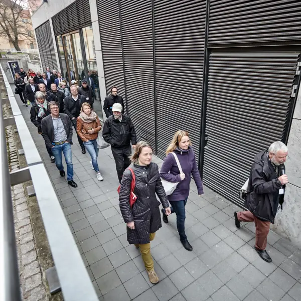 Walk 'n' Talk Gruppe unterwegs zu Besichtigungen