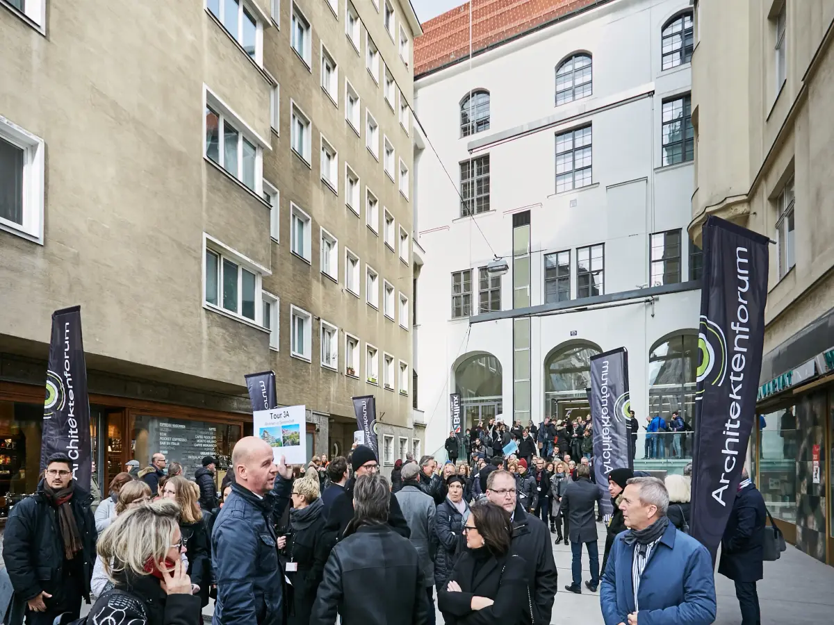 Wien: Eine große Menschenmenge steht vor dem Gebäude