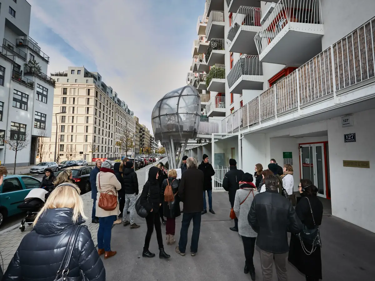 Wien: Menschenmenge steht draußen vor einem Gebäude
