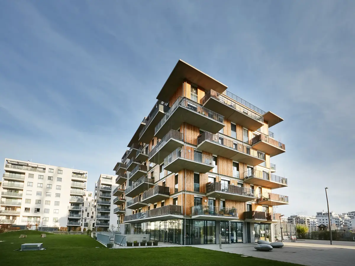Wien: Es ist ein Gebäude mit Holzelementen zu sehen