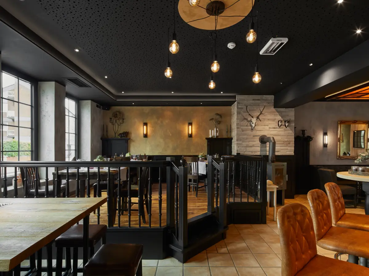 dunkle gemütliche Holzeinrichtung im Restaurant 