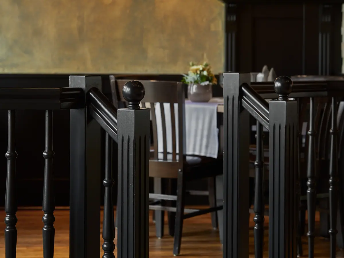 dunkle gemütliche Holzeinrichtung im Restaurant 