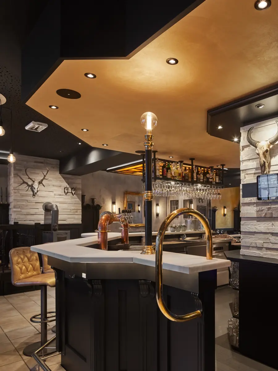 Bar Theke mit dunklem Holz und Metalleffekten