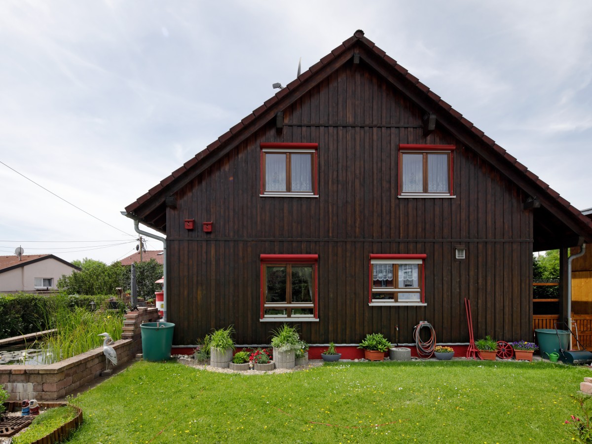 Holzhaus in dunkler Farbe