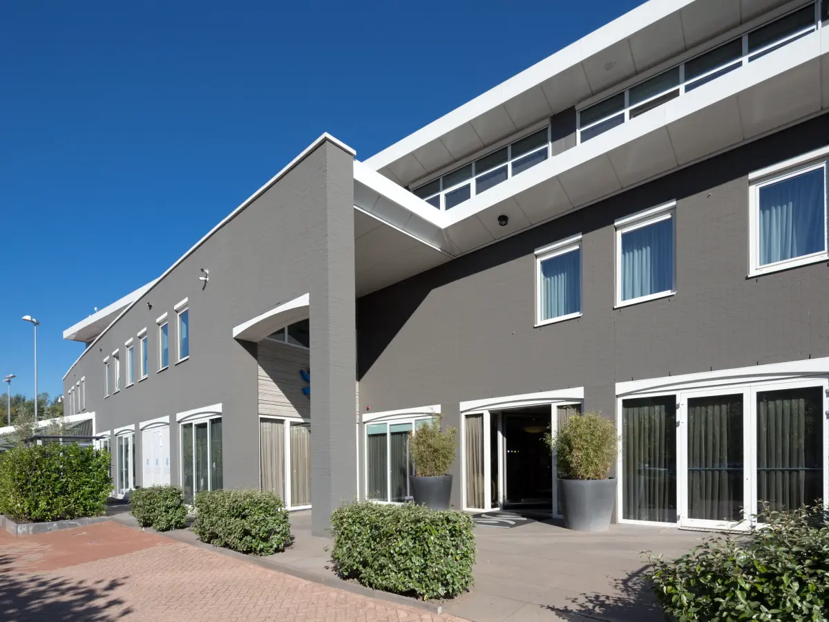 Frontansicht vom Gebäude mit neuer Wandfarbe
