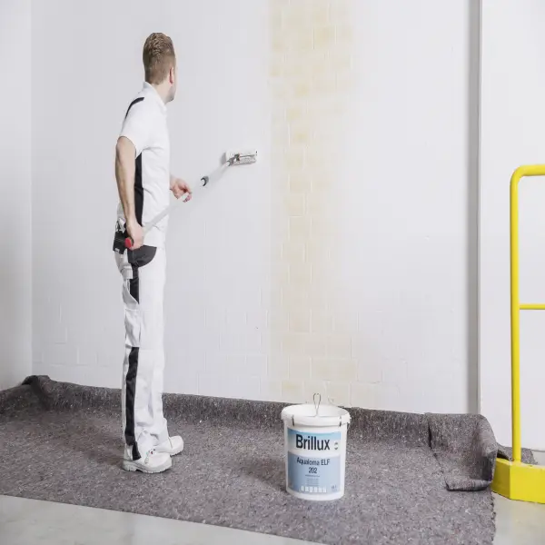 Ein Mann malt eine Wand