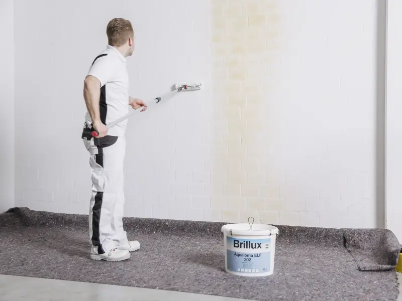 Ein Mann malt eine Wand