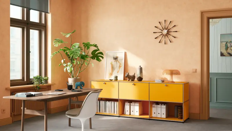 ein Arbeitszimmer mit orangefarbenen Wänden
