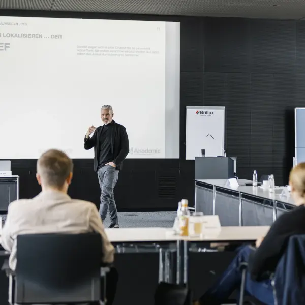 Mann hält eine Präsentation