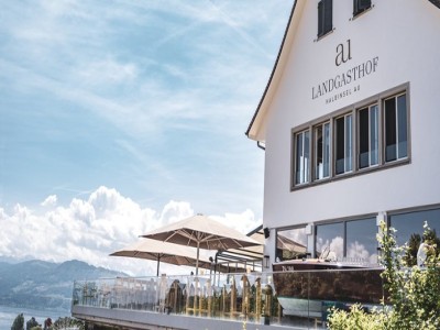 Äußeres eines Autohauses in Schwarz