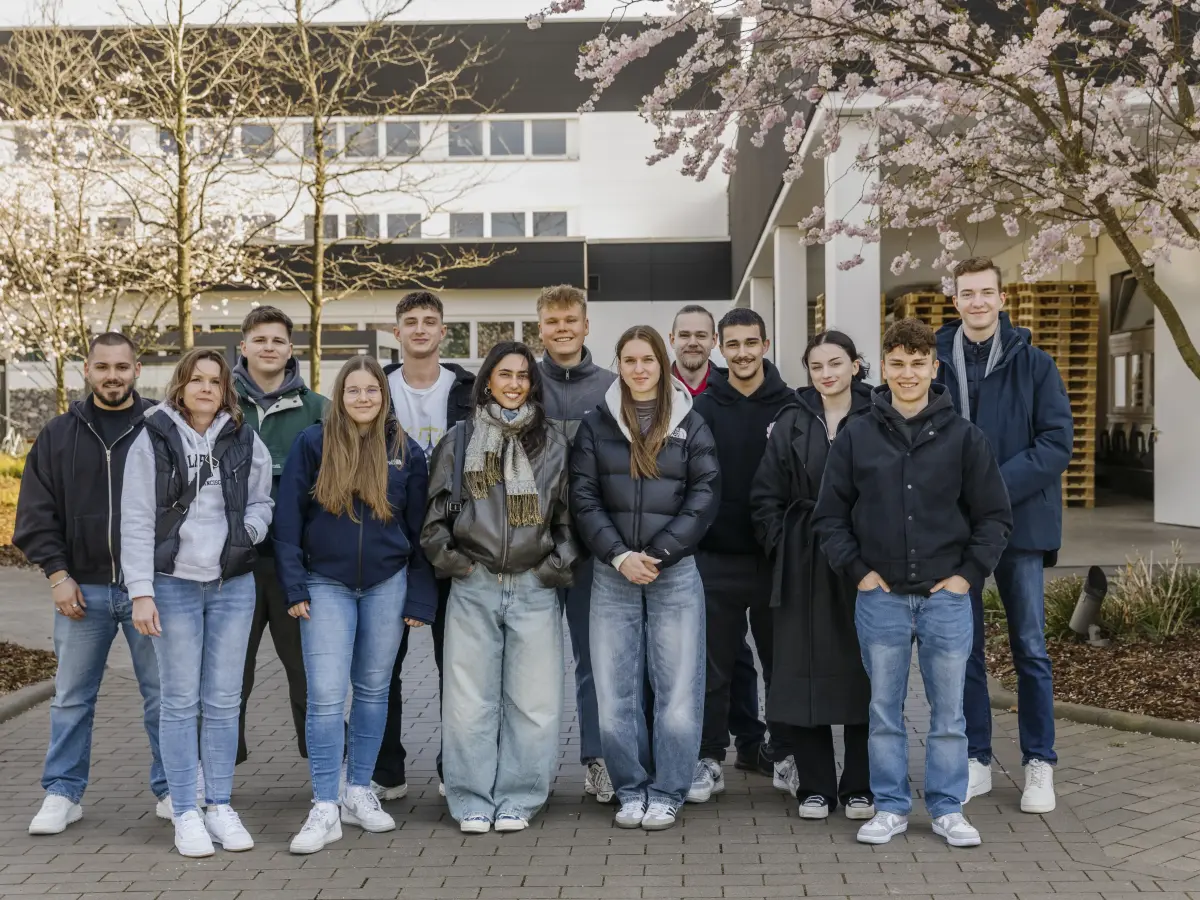 Gruppe von jungen Menschen, die in die Kamera schauen.