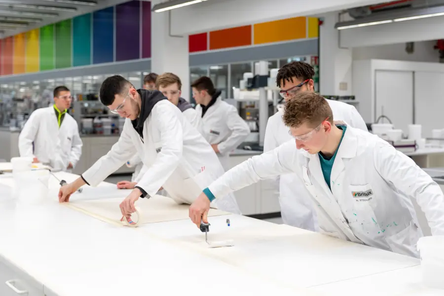 Personen in Laborkitteln arbeiten an Proben in der Forschung und Entwicklung