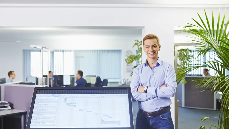 Junger Mann im Büro