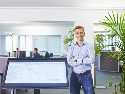 Junger Mann im Büro