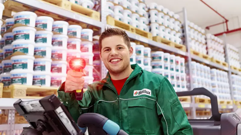 Azubi vor Produktregal