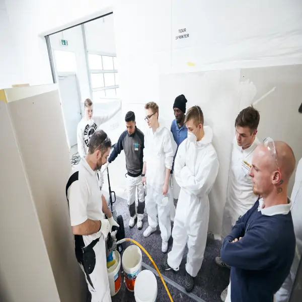Bild von jungen Malern in einer Gruppe