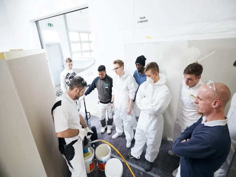 Bild von jungen Malern in einer Gruppe