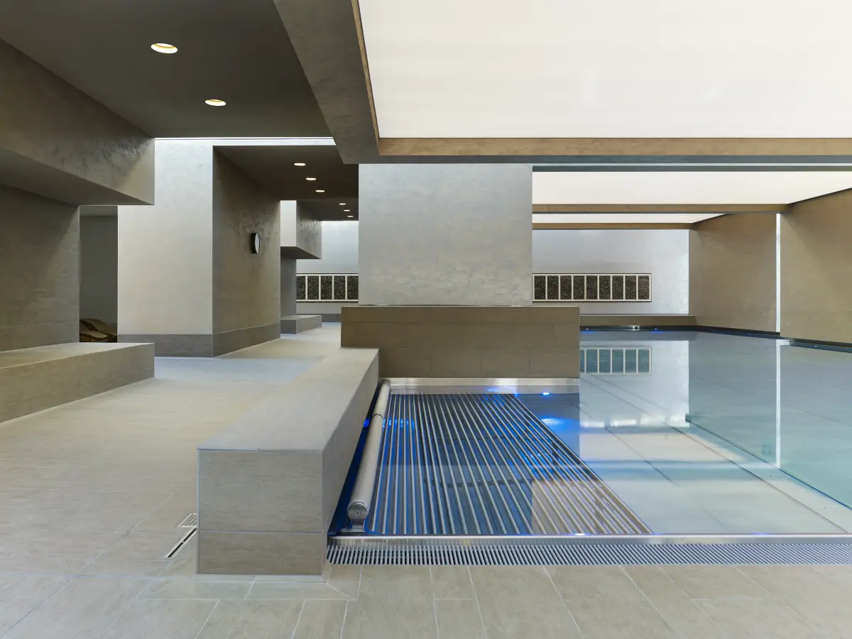 modernes Schwimmbad