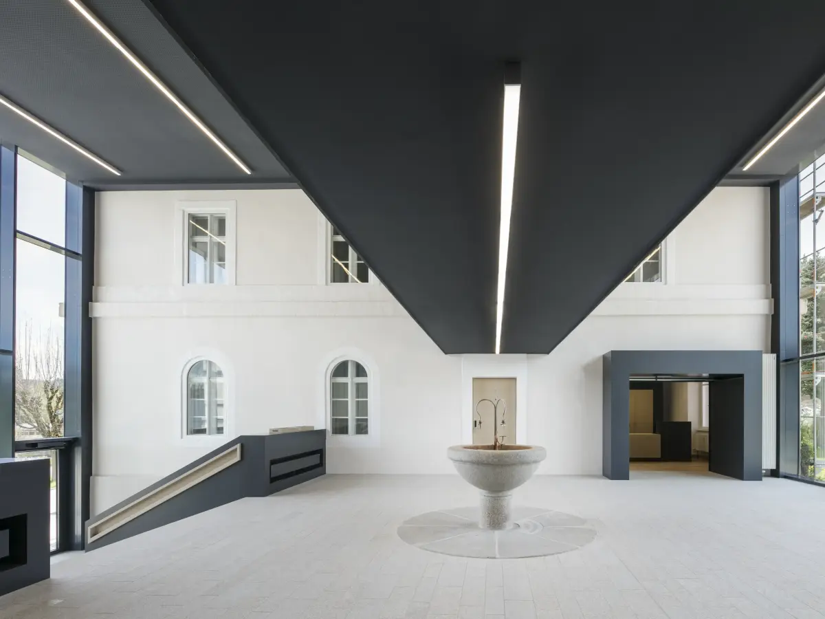 Neubau mit gläsernen Baukörper