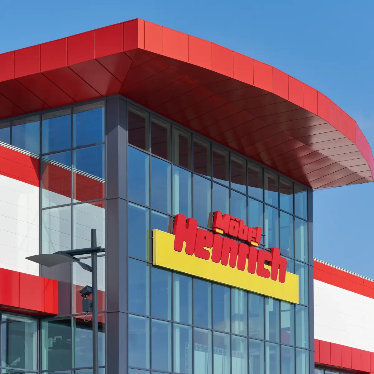 Detailansicht Logo Möbel Heinrich mit Glasfassade