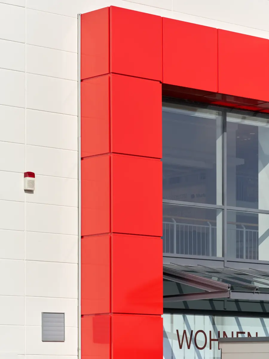 Detailansicht rote Umrandung der Pfosten-Riegel-Eingangsfassade