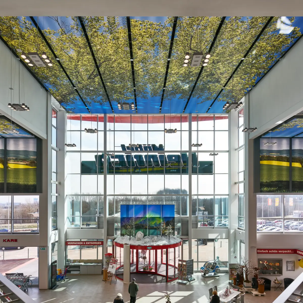 Innenansicht Eingangsbereich auf die große Glasfront