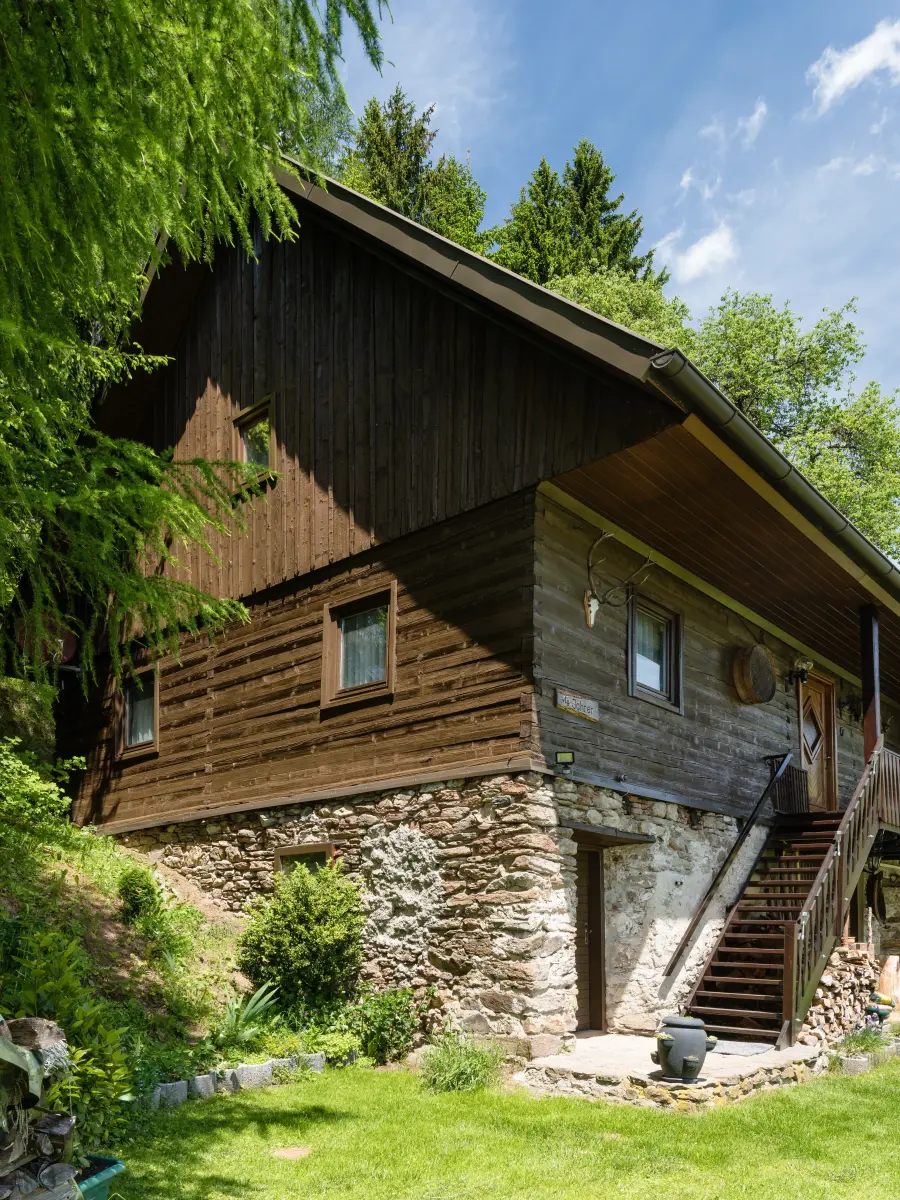 Eine Holzhütte in den Bergen