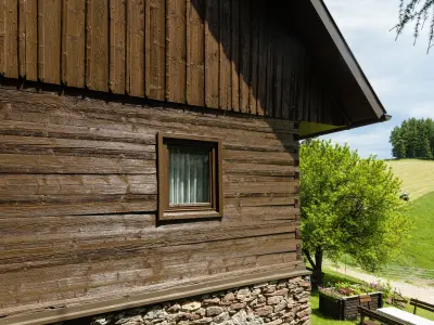 Eine Holzhütte