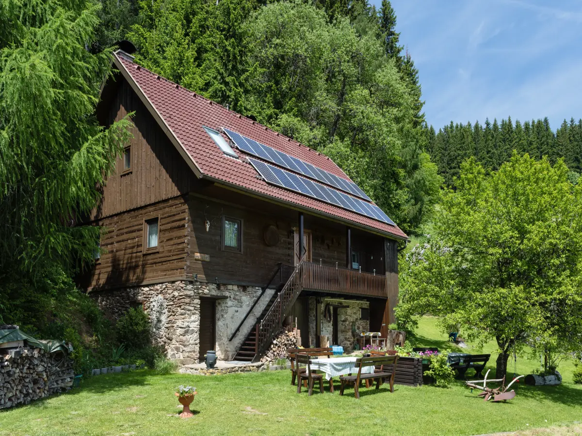 Eine Holzhütte in den Bergen