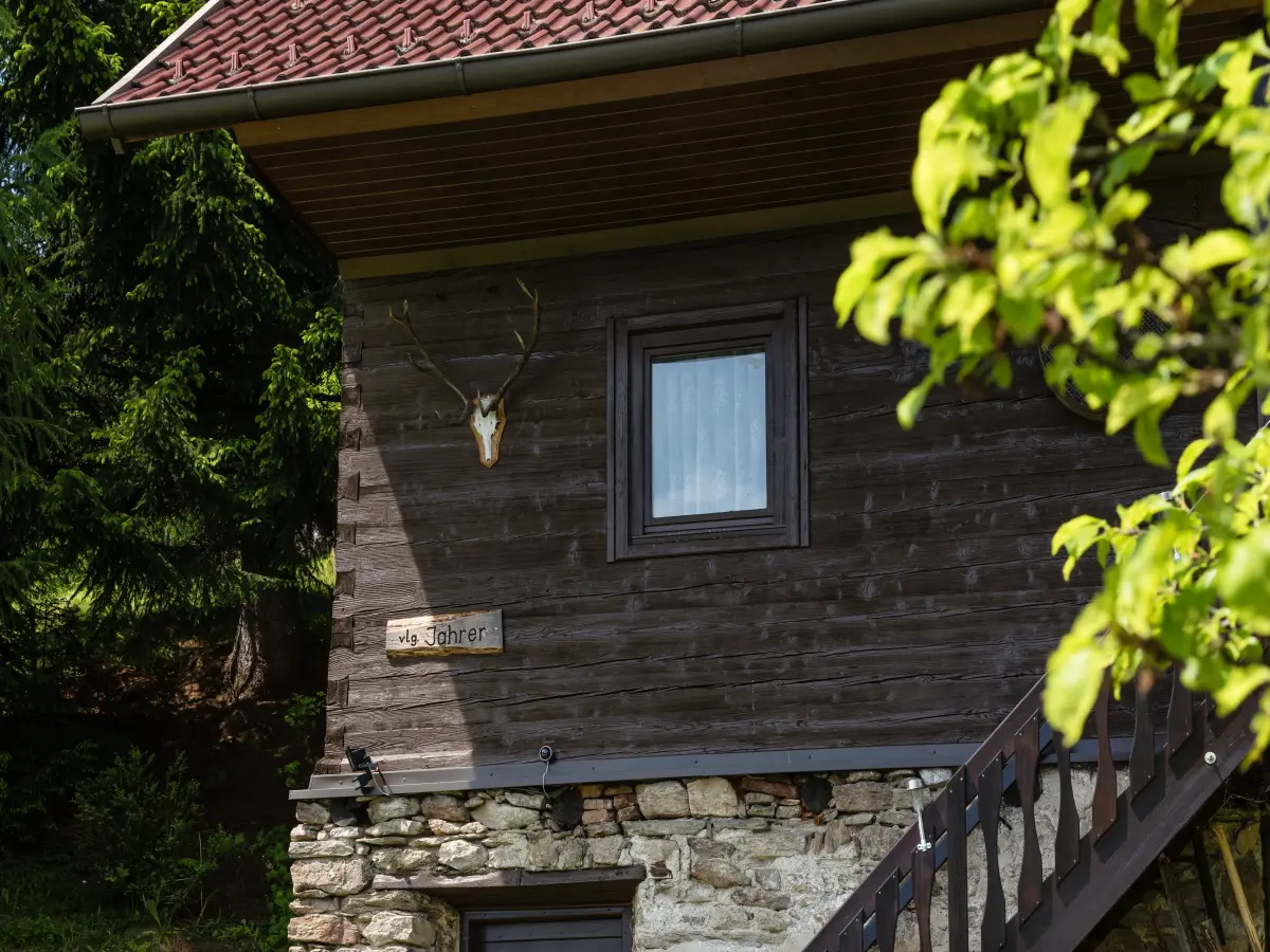Eine Holzhütte in den Bergen