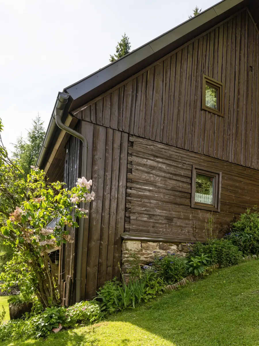 Eine Holzhütte in den Bergen