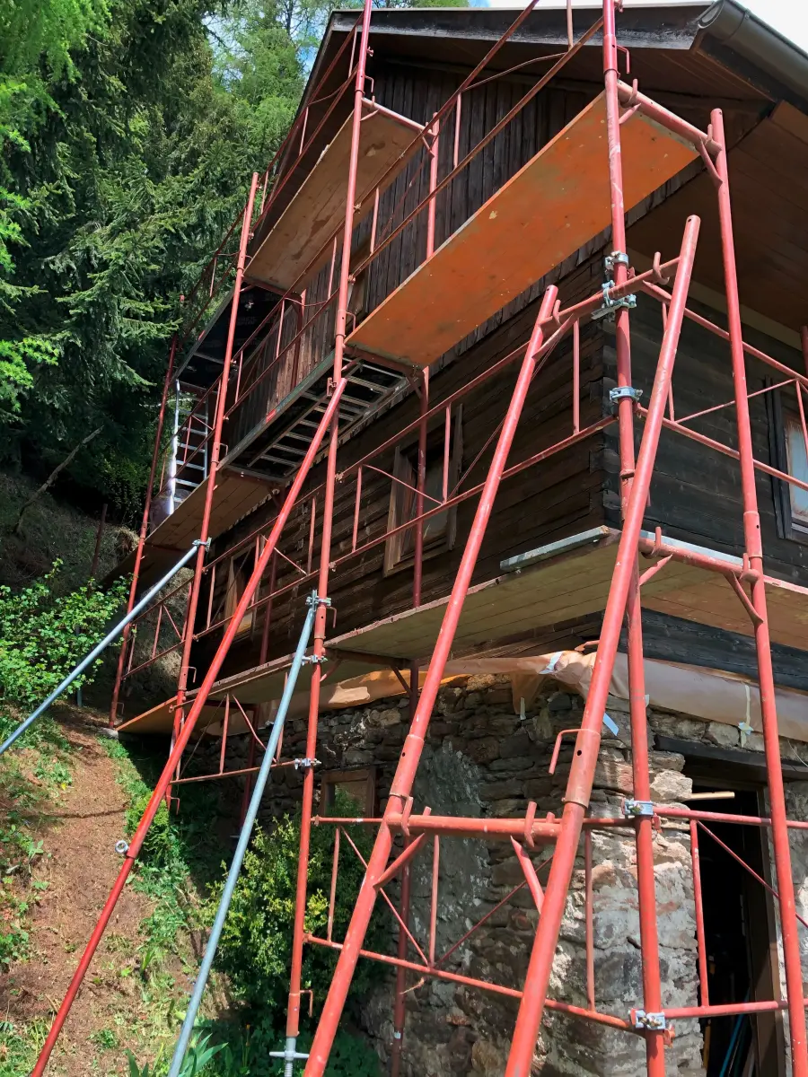 Eine Holzhütte in den Bergen