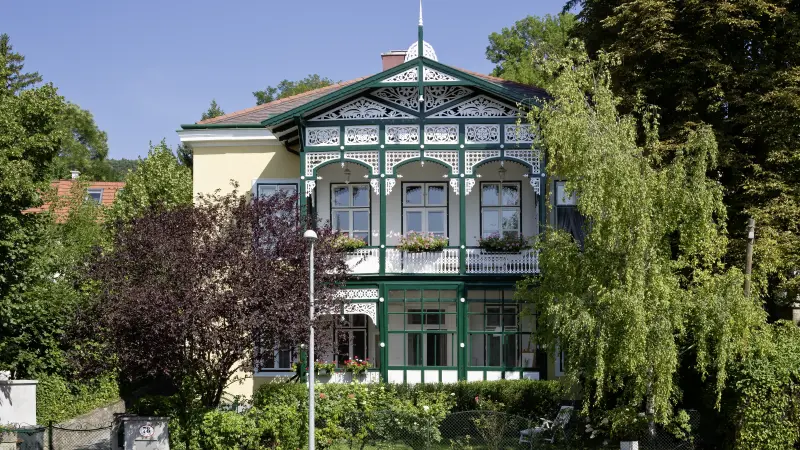 Frontale Ansicht der Holzveranda der Villa in Baden. 