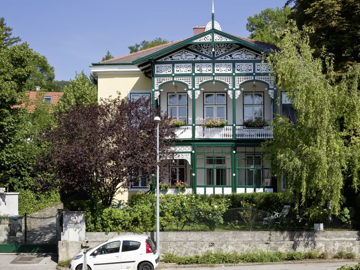 Frontale Ansicht der Holzveranda der Villa in Baden. 