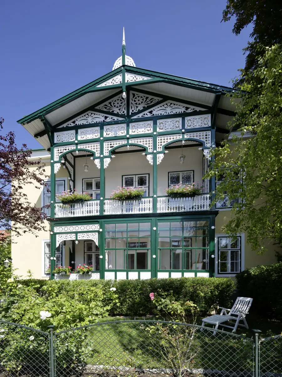 Frontale Ansicht der Holzveranda der Villa in Baden. 