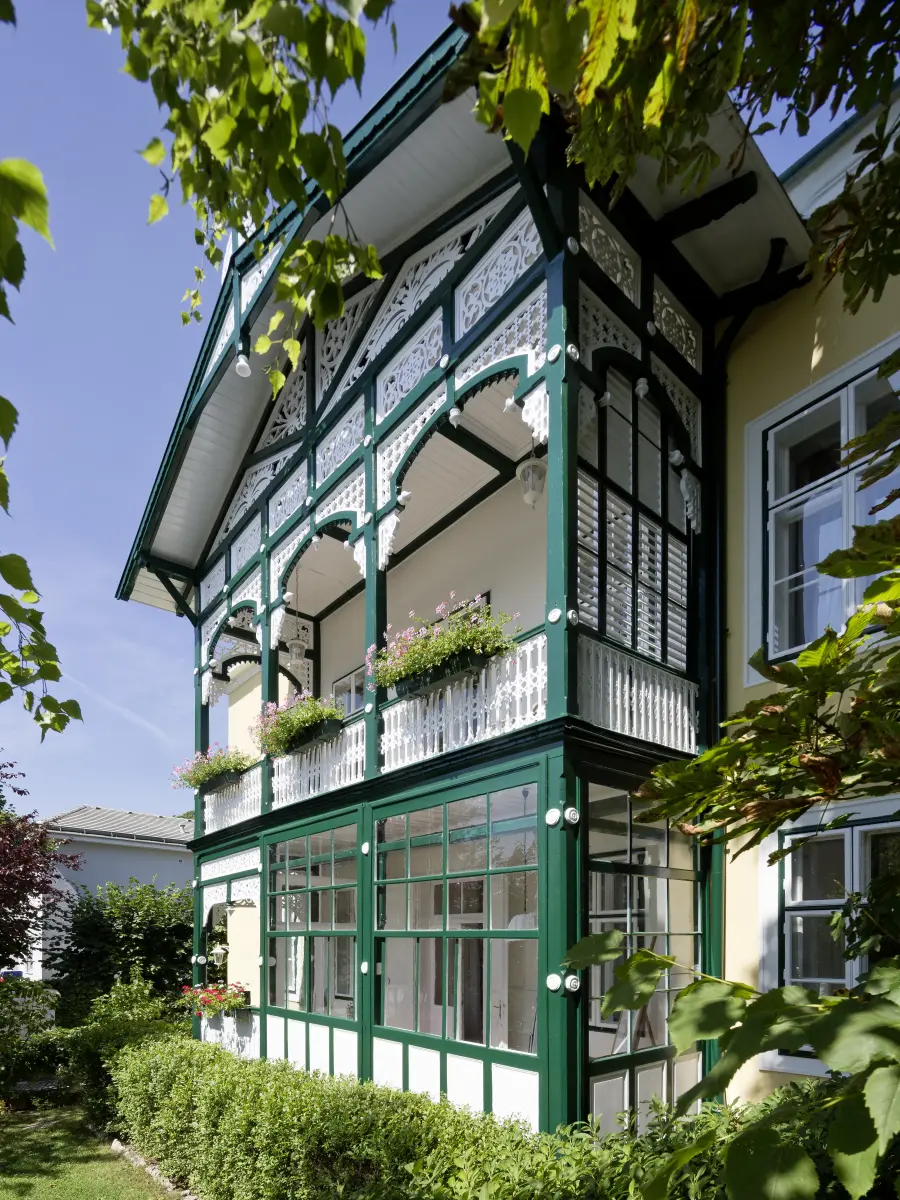 Seitliche Ansicht der Holzveranda der Villa in Baden. 