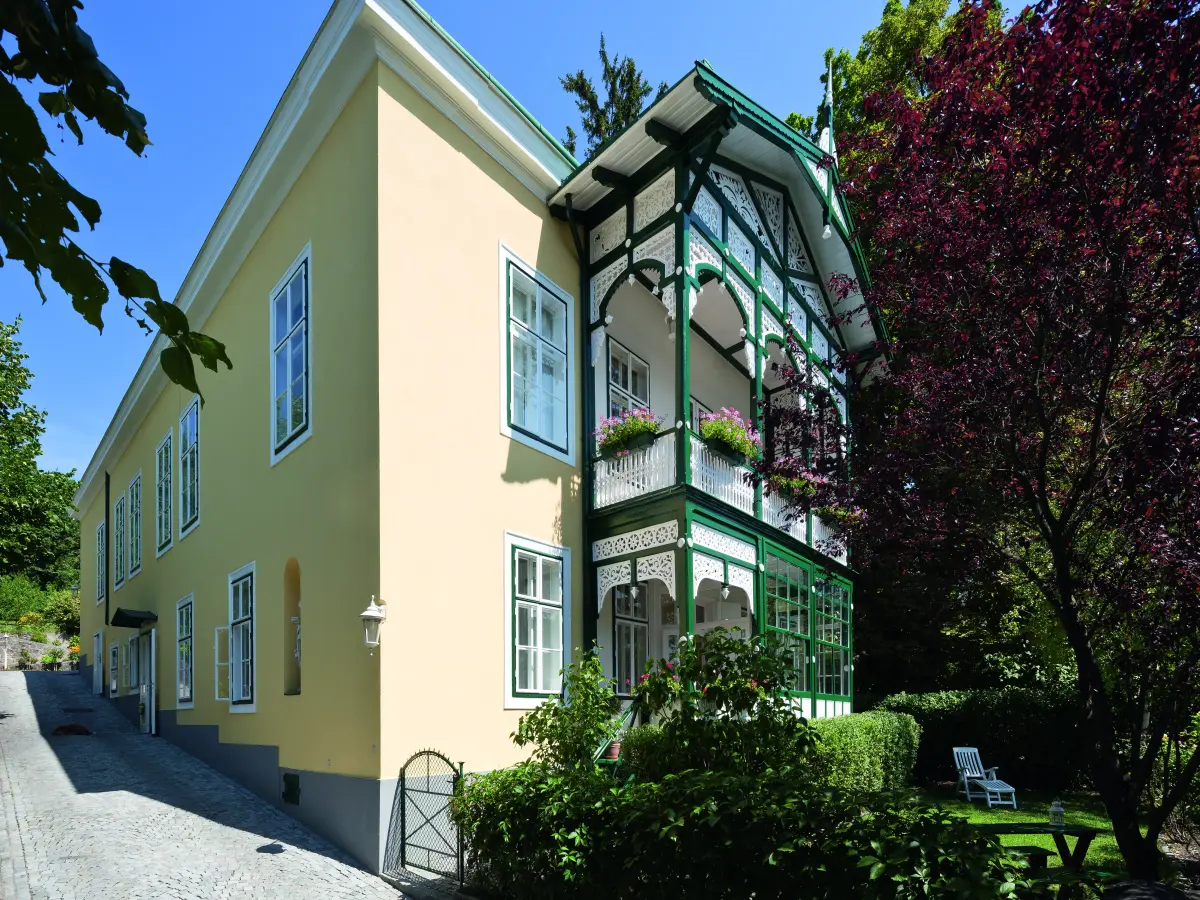 Seitliche Ansicht der Holzveranda der Villa in Baden. 