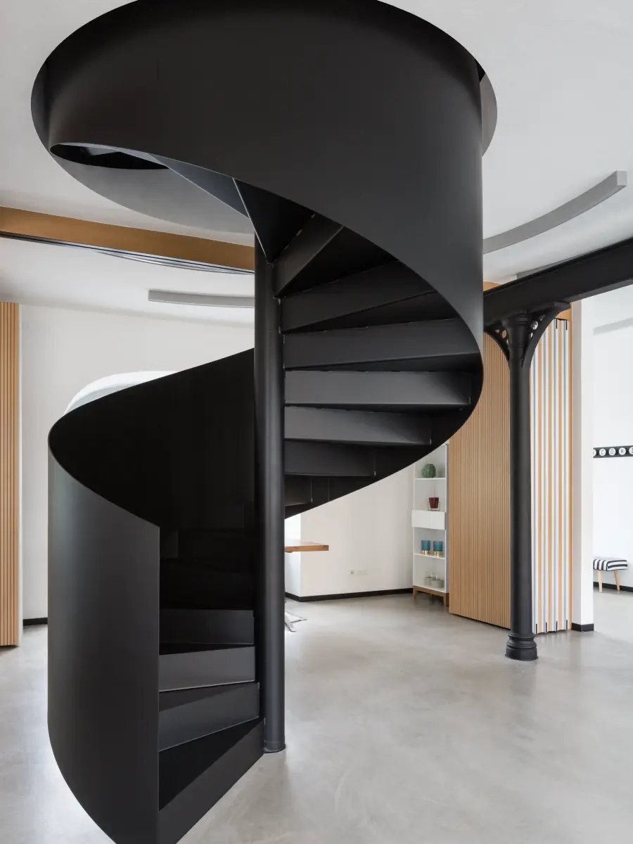 Spindeltreppe fügt sich sehr gut in die Umgebung des Architekturbüros ein