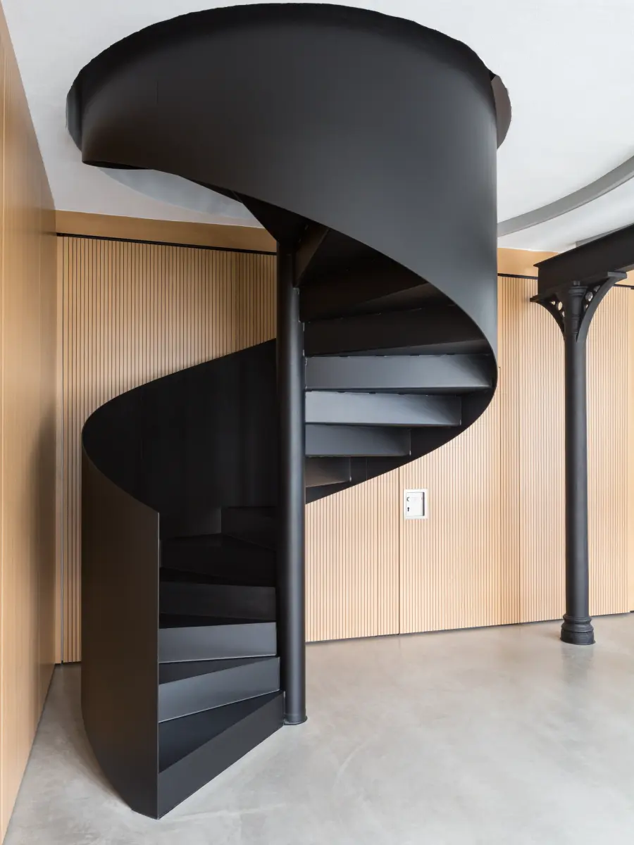 Modernes Designelement und architektonischer Hingucker schwarze Spindeltreppe