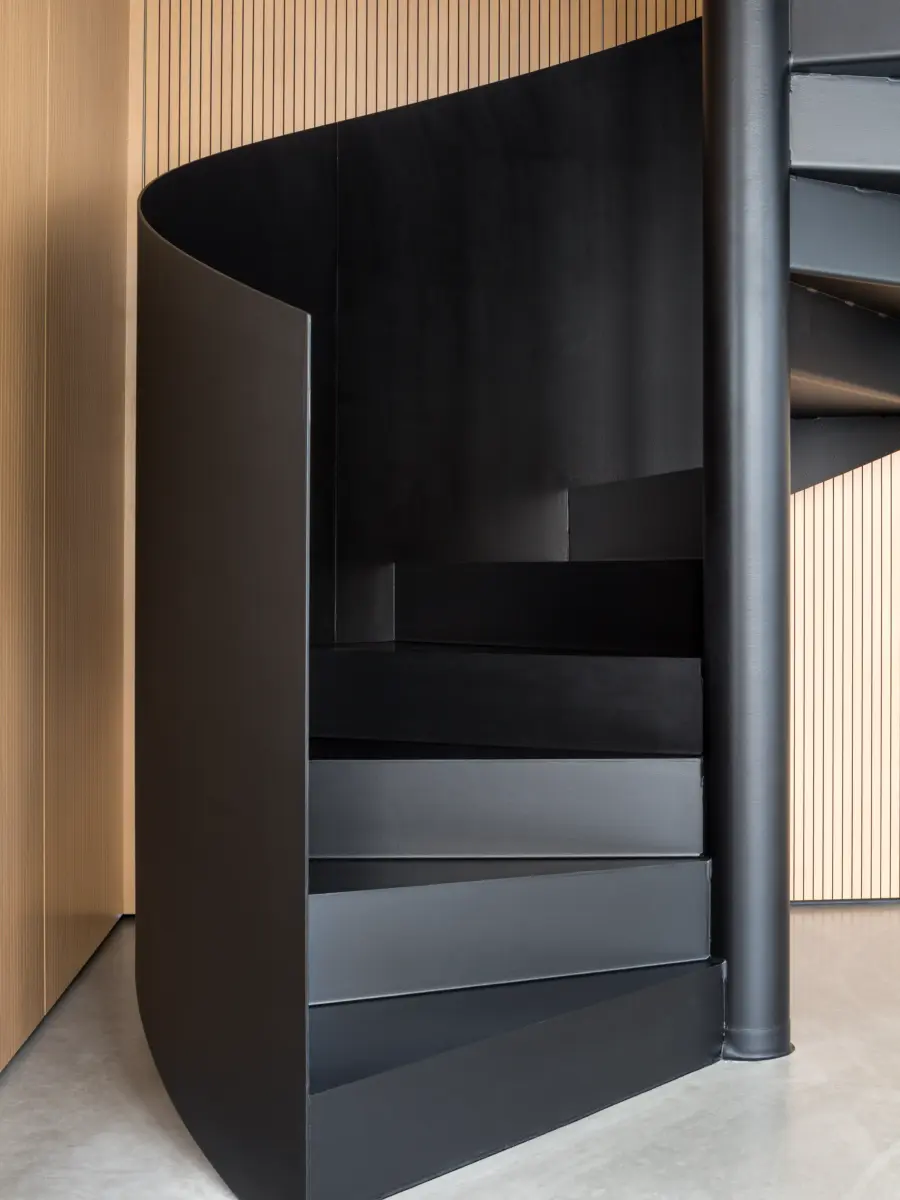 Unterer Teil der tiefschwarzen, matten Spindeltreppe 