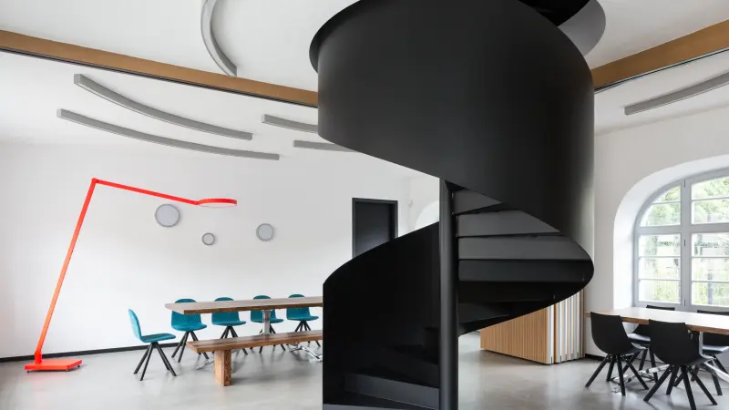 schwarze Spindeltreppe in Architekturbüro Planconcept