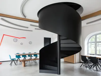 schwarze Spindeltreppe in Architekturbüro Planconcept
