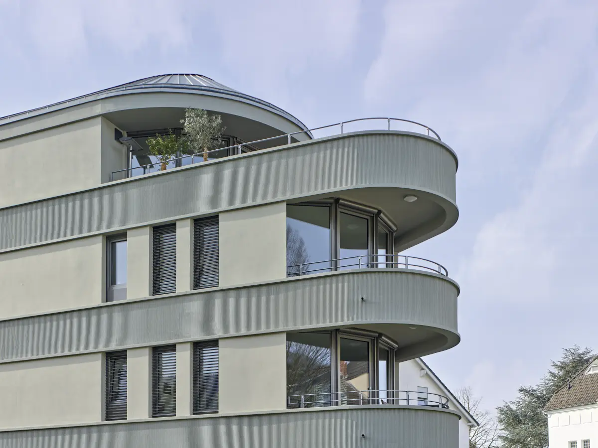 Einfamilienhaus mit beigefarbener Fassade