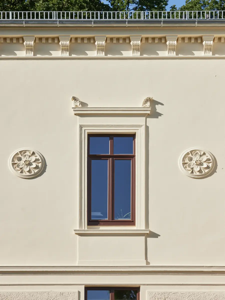 Farbton Hellelfenbein an der Fassade