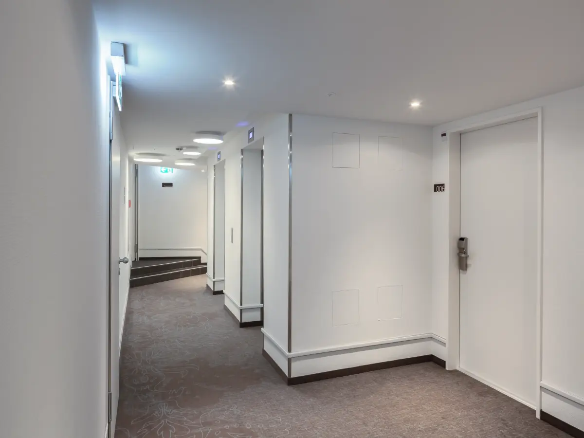 Hotelflur mit weißen Wänden