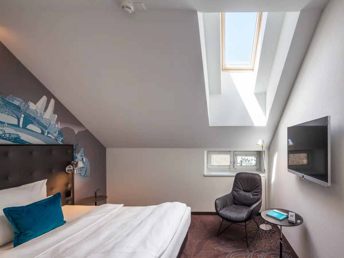 Hotelzimmer mit weißen Wänden