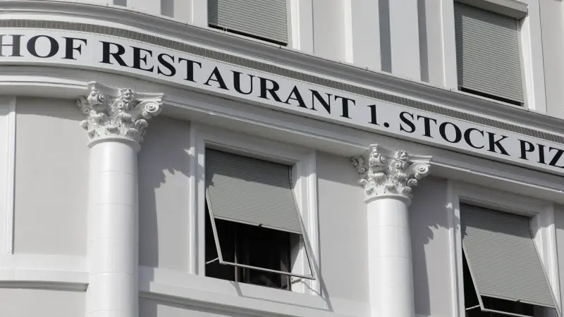 Schönes altes weißes Mehrfamilienhaus