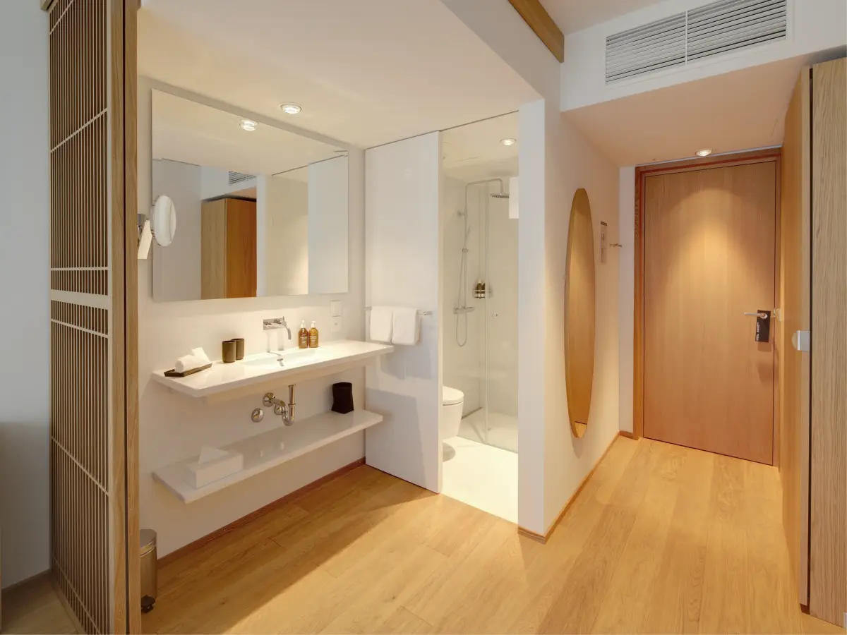 Interieur eines Hotelzimmers mit Holzboden